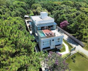an aerial view of a house in the middle of a forest at Morada do Estaleiro in Balneário Camboriú