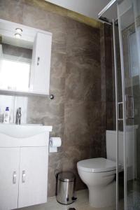 Kúpeľňa v ubytovaní Villa Evita , penthouse, 53m2 ,Athytos , astonishing sea view + 37 fotografií