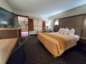 Säng eller sängar i ett rum på Ramkota Hotel Watertown