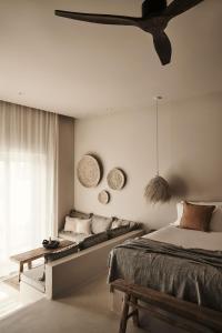Cama ou camas em um quarto em Amyth of Mykonos Agios Stefanos