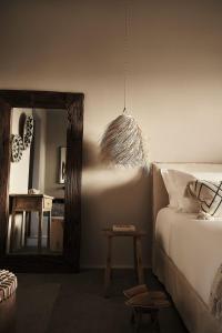 Cama ou camas em um quarto em Amyth of Mykonos Agios Stefanos