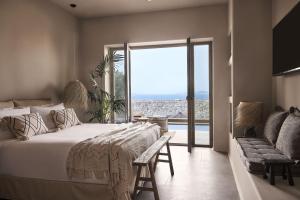 Cama ou camas em um quarto em Amyth of Mykonos Agios Stefanos