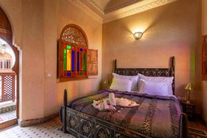 una camera con un letto e un vassoio di Riad Agdal Royal & Spa a Marrakech