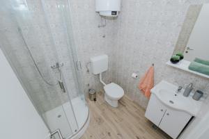 Kúpeľňa v ubytovaní HOUSE MARIJA DRVENIK MALI + 37 fotografií