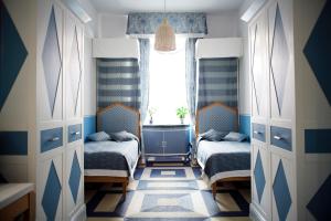 1 Schlafzimmer mit 2 Betten und einem Fenster in der Unterkunft Piazza Di Spagna Prestige in Rom
