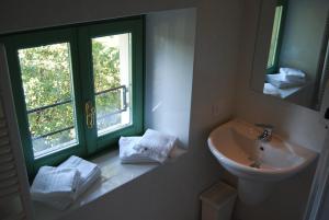 A bathroom at Residence delle Tre Corone Még 37 kép