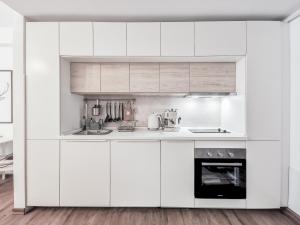 Virtuvė arba virtuvėlė apgyvendinimo įstaigoje Central Double Studio with AMAZING VIEW