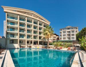 una piscina frente a un edificio en Temple Miletos Spa Hotel, en Didim