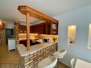 Kuchyňa alebo kuchynka v ubytovaní Bonita Apartman & Garage