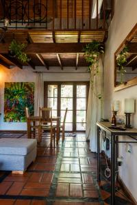 a living room with a table and a dining room at Il TRAMONTO in San Antonio de Areco