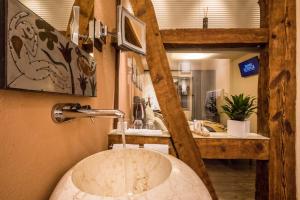ein Bad mit einem Waschbecken und einem Spiegel in der Unterkunft Farmerhaus-Lodge in Groß-Umstadt