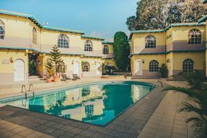 a swimming pool in front of a building at Hotel Puerto Gaviota in Tonsupa