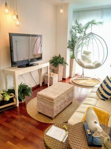 a living room with a tv and a couch at APARTAMENTO VALDEMAR KELIAM FISTERRA in Finisterre