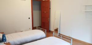 Łóżko lub łóżka w pokoju w obiekcie Kontxa Guesthouse