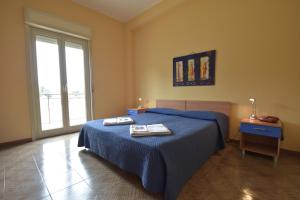 A bed or beds in a room at Dependance La Mouette