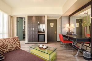 a living room with a couch and a desk at Jih Lih Hotel in Magong
