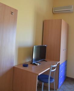 A television and/or entertainment centre at Dependance La Mouette