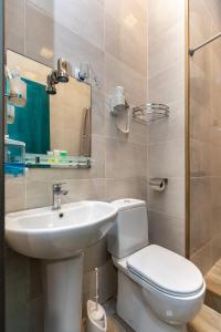 een badkamer met een wit toilet en een wastafel bij Studio Orbeliani in Tbilisi City +47 foto's