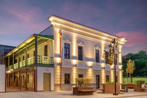 een groot wit gebouw met verlichting bij Studio Orbeliani in Tbilisi City