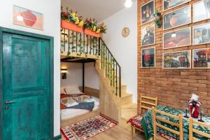 een kamer met een stapelbed en een trap bij Studio Orbeliani in Tbilisi City