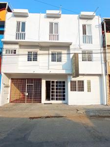 a white house with a gate in front of it at Altabrisa - Deportiva Departamento cómodo y silencioso 2 habitaciones in Villahermosa
