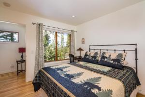 a bedroom with a large bed and a window at Canyons Crest in Yosemite West