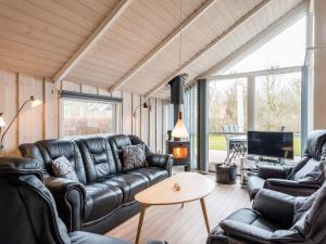 salon ze skórzaną kanapą i stołem w obiekcie Holiday home Oksbøl L w mieście Oksbøl