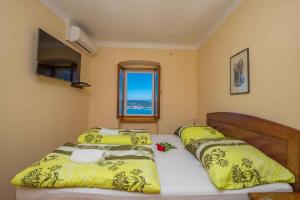 Postel nebo postele na pokoji v ubytování Holiday home in Crikvenica 41380