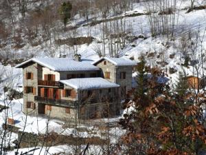 Le VillardにあるMagnificent chalet with saunaの雪の家の空見