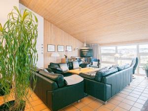 Posezení v ubytování Five-Bedroom Holiday home in Hjørring 2