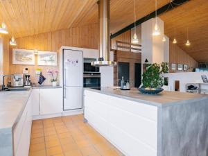 Kuchyň nebo kuchyňský kout v ubytování Five-Bedroom Holiday home in Hjørring 2