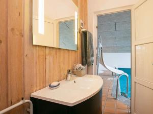 Fotografie z fotogalerie ubytování Five-Bedroom Holiday home in Hjørring 2 v destinaci Lonstrup
