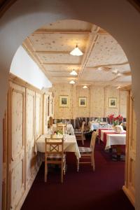 Reštaurácia alebo iné gastronomické zariadenie v ubytovaní Alpenhotel Ernberg