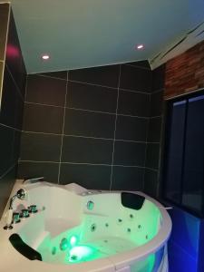 Ett badrum på Le spa des canut