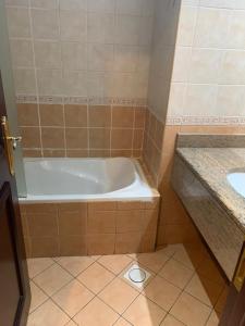 La salle de bains est pourvue d'une baignoire et d'un lavabo. dans l'établissement Al Manar Hotel Apartments, à Dubaï