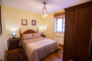 A bed or beds in a room at La Casona de Cardes