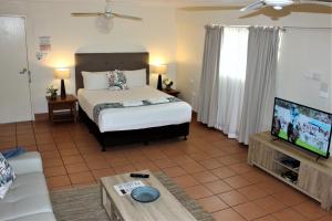 Un pat sau paturi într-o cameră la Lake Central Cairns