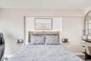 a bedroom with a large bed in a room at SeaShore 93 in Honolulu