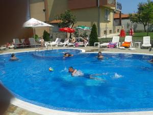 Bazén v ubytování Saint George Family Hotel nebo v jeho okolí