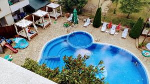 Bazén v ubytování Saint George Family Hotel nebo v jeho okolí