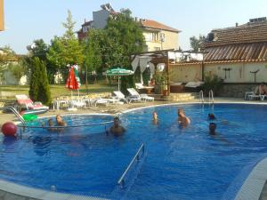 Bazén v ubytování Saint George Family Hotel nebo v jeho okolí