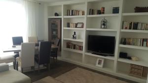 Una televisión o centro de entretenimiento en Precioso apartamento con magníficas vistas - Apartamento Aifos