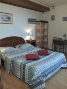 a bedroom with two beds in a room at Chambres D'hôtes Anne-Marie in Châtillon-sur-Indre