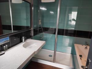 a bathroom with a sink and a shower at Hôtel des Rochers in Perros-Guirec