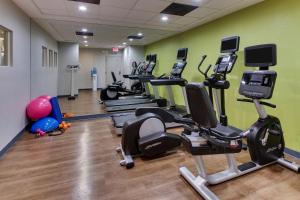 un gimnasio con cintas de correr y equipo cardiovascular en una habitación en Holiday Inn Express West Palm Beach Metrocentre, an IHG Hotel en West Palm Beach