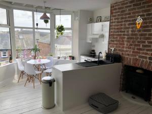 uma cozinha e sala de jantar com uma parede de tijolos em Castle View Apartment- 3rd floor em Scarborough