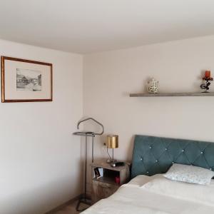 A bed or beds in a room at Tó apartman