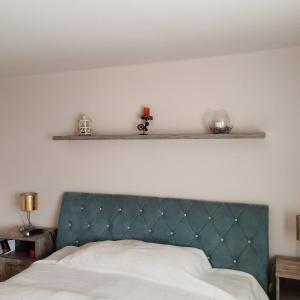 A bed or beds in a room at Tó apartman