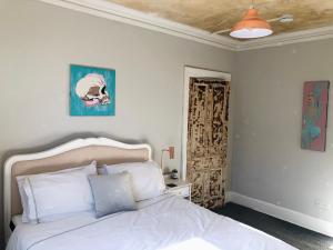 um quarto com uma cama branca e uma porta em Castle View Apartment- 3rd floor em Scarborough