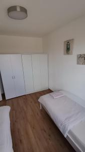 Cama ou camas em um quarto em 2 Zimmerwohnung Hinrichsring